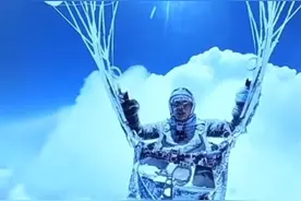 祁连山滑翔伞玩家被“云吸”至8598米高空，冻成冰人幸运控伞生还，滑翔伞专家：这次飞行有严重安全准备缺陷图片