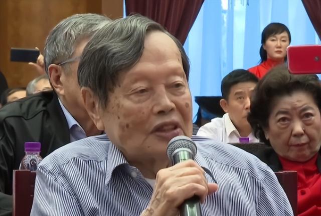杨振宁身覆国旗，翁帆是家属代表站第一位，重量级好友也到场悼念