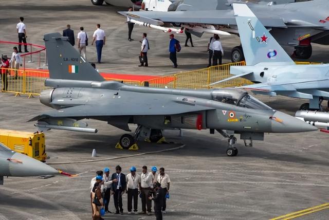 印度战机又“爆雷”，迪拜航展漏油，用手提袋救场，难掩军工隐患