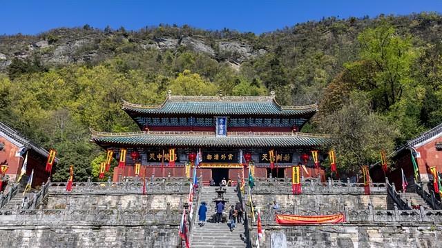 此生必爬的十大名山：从人间仙境到极限挑战，你敢来征服吗？