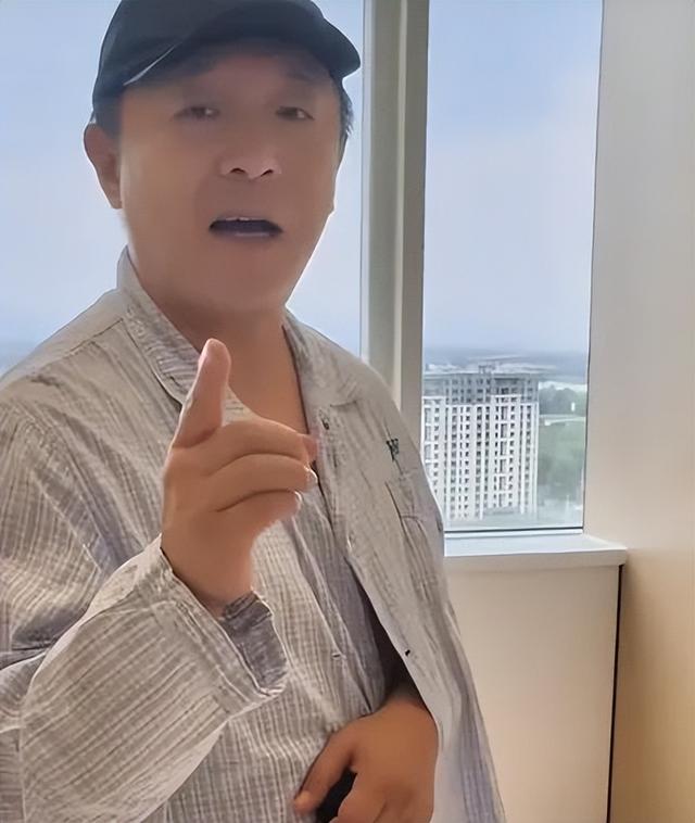 黄渤半月两次骑车摔伤住院，52 岁影帝背后，是相伴 32 年的妻子小欧