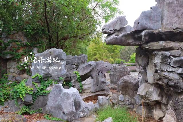 宁波北仑发现一个园林型风景，彩绘长廊与假山瀑布相映，景美如画