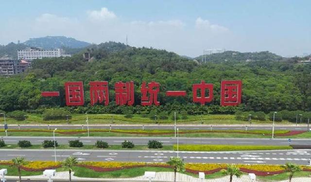 行程全剧终	，沈伯洋返回台湾，下飞机后紧闭双眼，解放军四面围岛