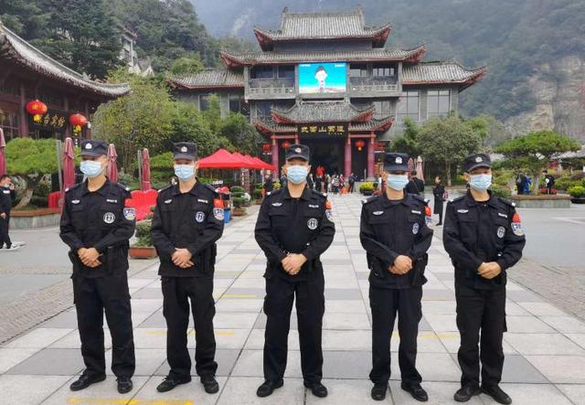 68岁保洁被游客群殴后续：伤情曝光是退伍老兵，警方介入网友炸锅