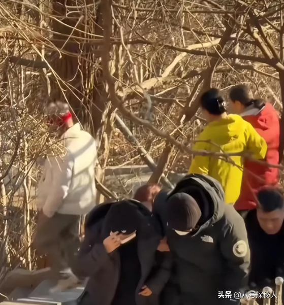 婚变传闻后，罗晋携任素汐与母亲去祈福，撕碎了唐嫣最后一丝体