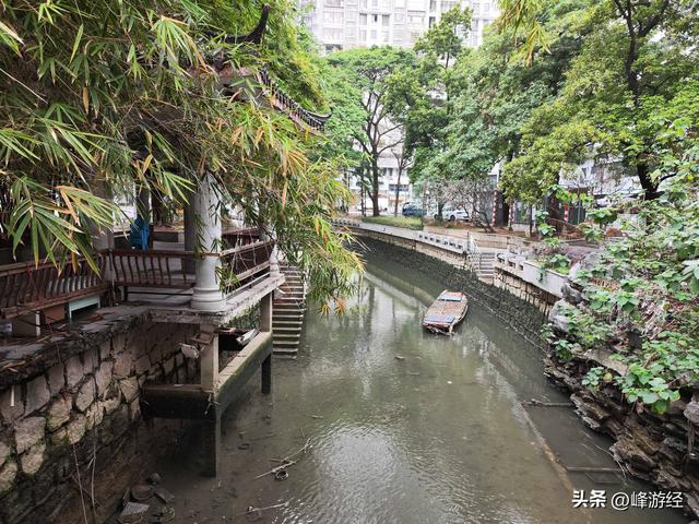 揭阳古城寻古榕武庙，厅内斗拱堪称潮式木雕的典范之作