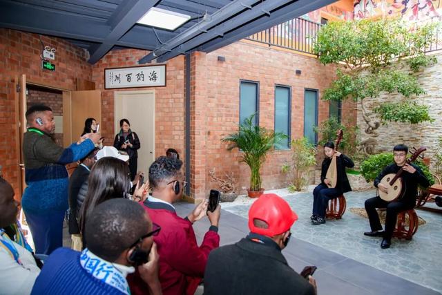 10国非洲媒体人来北京市通州区台湖镇打卡啦！