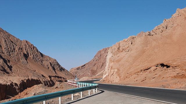 40度的吐鲁番，火焰山竟然是国内葡萄盛产区，500多个品种