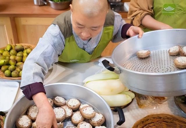 和尚们每天吃素还会发福？看了他们的伙食，瞬间明白为啥长胖了