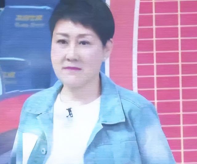 万万没想到，被全网抵制的张凯丽，因看阅兵时一个举动，口碑暴增