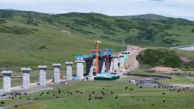 青海甘肃四川三省共建一条铁路，设29站，遗憾是不经过兰州了