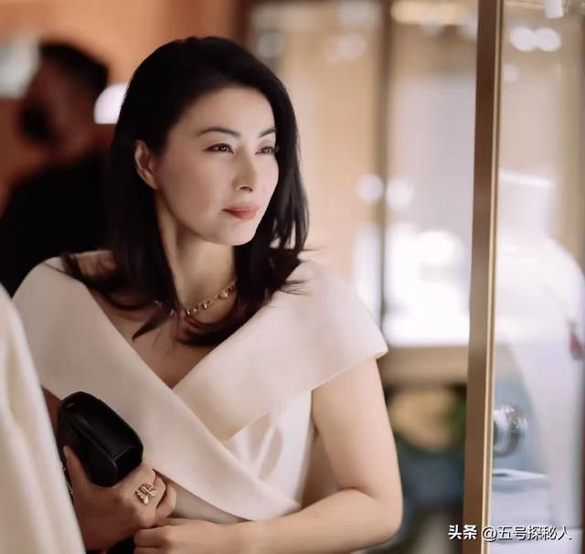 霍震霆没想到，44岁儿媳郭晶晶再次官宣喜讯，让整个阔太圈沉默了