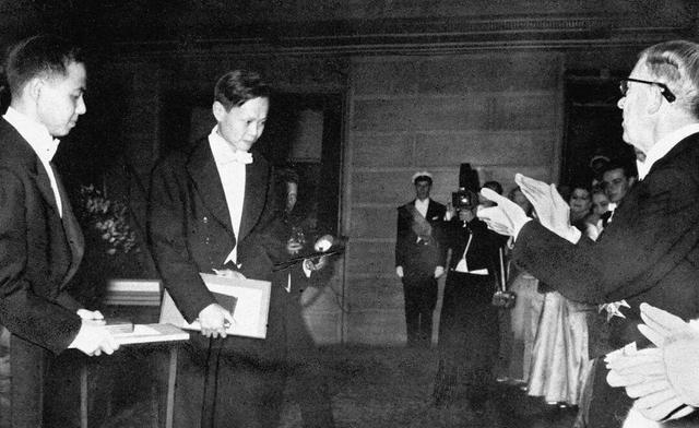 杨振宁葬礼结束，盖国旗完成夙愿不到24小时，恶心一幕就出现了！