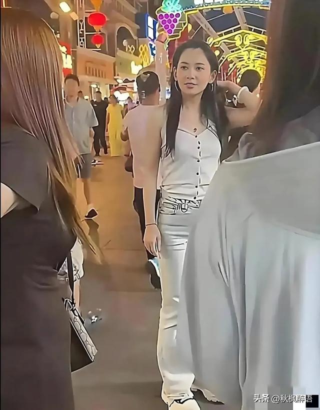 汪峰女友森林北新疆被偶遇，臀腰比超绝，难怪汪峰被迷的无法自拔