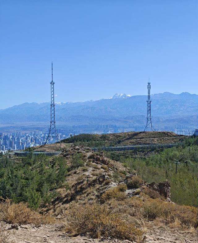 乌市雅山眺望，东面有云满台和天山博峰，北边有小湖，南边是山谷