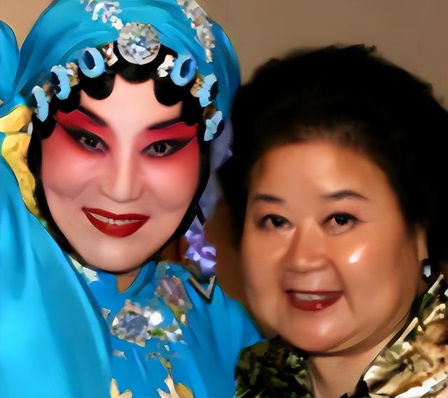 吃里爬外，永不回国？她带领30名演员选择留美，如今年过花甲归来
