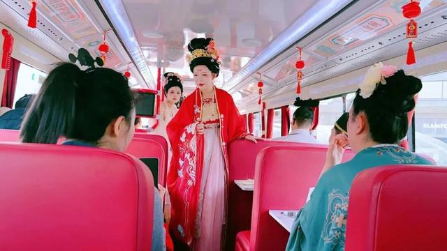 乘坐全国首辆唐诗主题观光车 沉浸式体验西安的唐诗文化