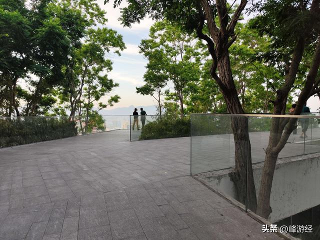 傍晚爬威海塔山，取景器俯瞰山海风光，山脚寻到另一座文笔峰宝塔