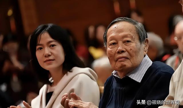 49岁的翁帆也没想到，杨振宁去世后，竟因一个举动实现口碑暴涨