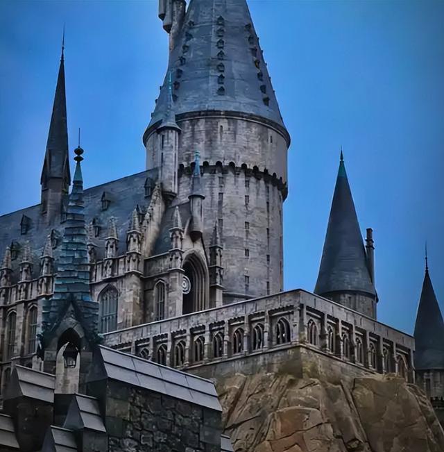 同是世界级主题乐园，为何上海迪士尼血赚，北京环球影城血亏？