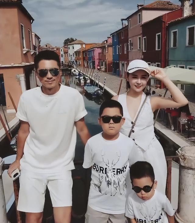 王雷李小萌北京豪宅庆生，吃仨菜被嘲小气，却因桌上的一盒烟圈粉