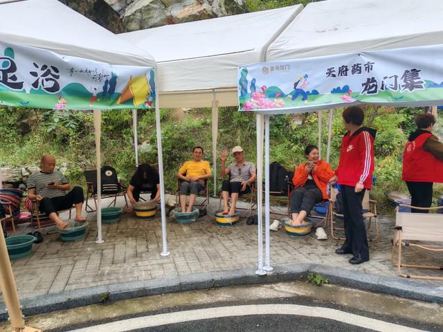天府药市“进山”、户外文旅“融药”，彭州龙门山镇徒步热催生融合发展新场景