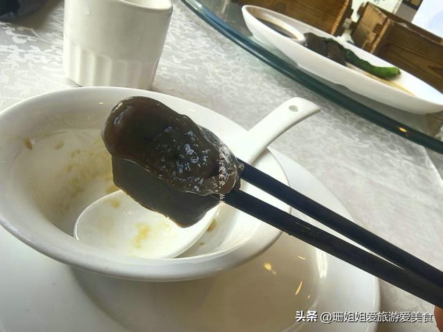 游客在惠州西湖边的老字号喝早茶，遇“怪味”又惊艳的龟苓膏肠粉