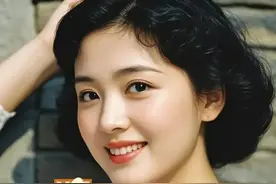 万种风情惹人迷一举一动皆勾魂。笑颜如花绽娇艳倾城倾国醉人心。图片