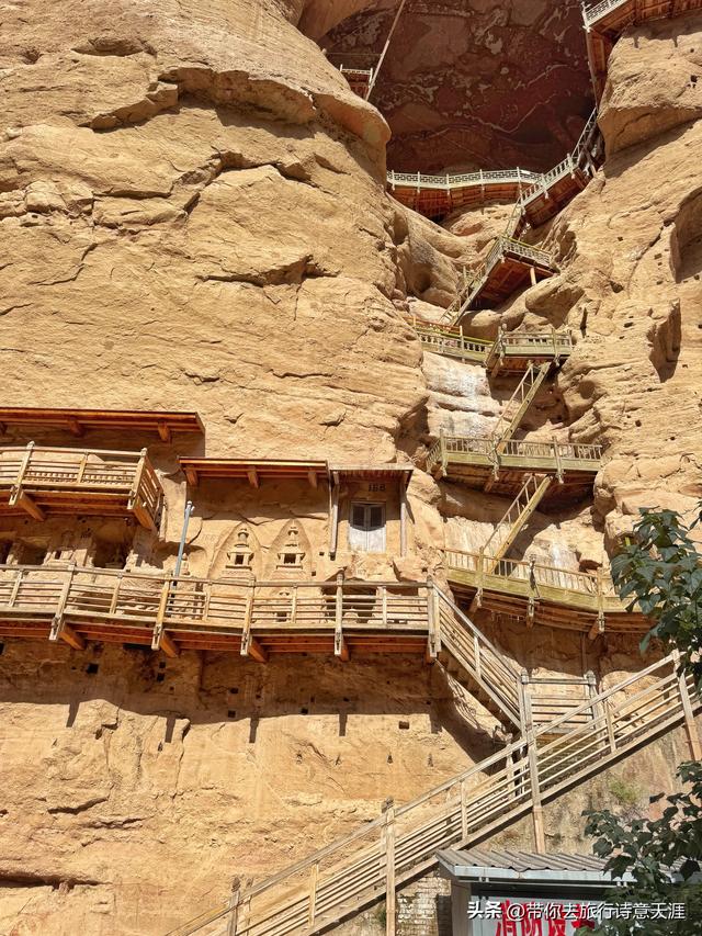 炳灵寺石窟造像跨越千年，石雕泥塑共有，佛道共存