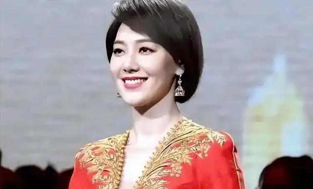 讨好大佬陪睡上位？遭央视“开除”？曾是央视女主持谣言有多荒唐