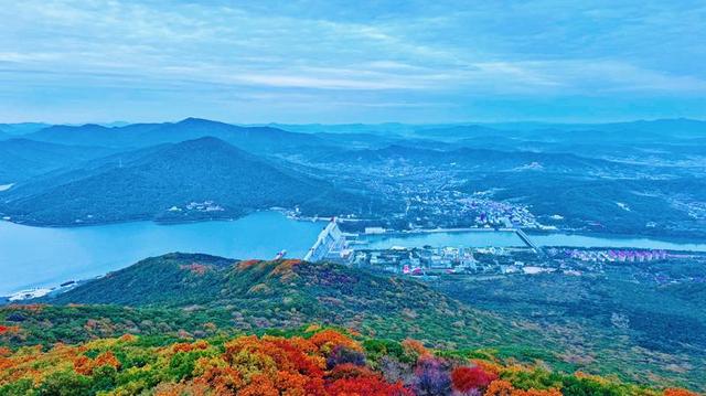 吉林市松花湖秋日风光：层林尽染山水间，霞光绘就诗意卷