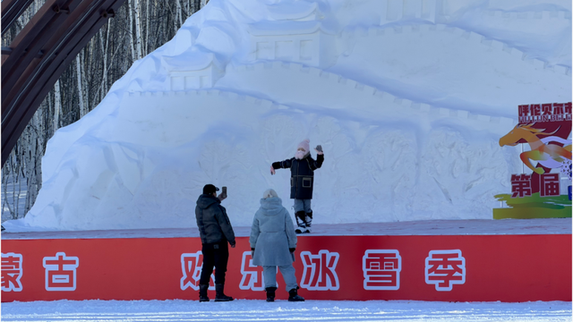 稚子“游山” 欢乐无限