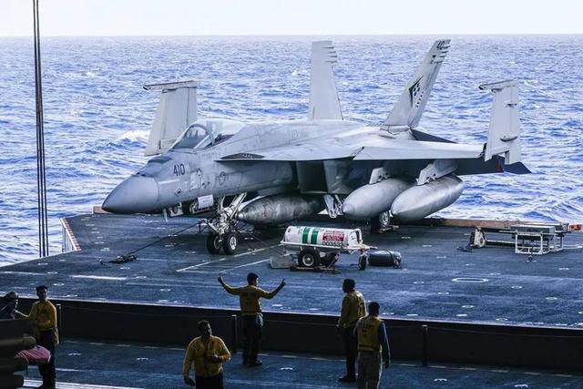 美军2架舰载机在南海坠毁，和中国有关系吗？有两大可能性