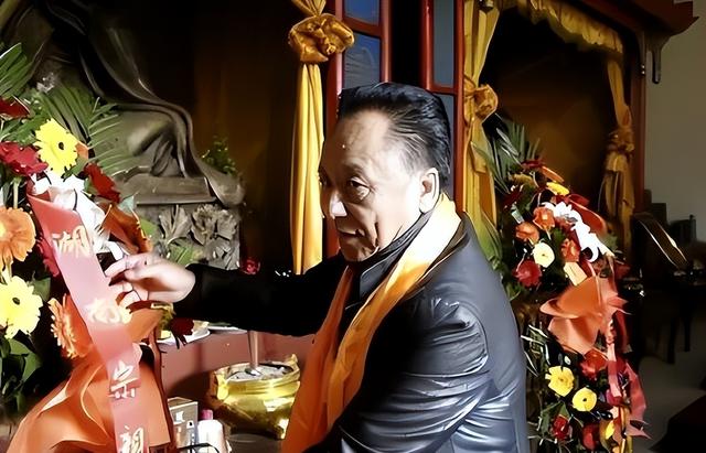 包养多名情妇，生下11个私生子，70多岁潜逃时仍要生娃！他是谁？