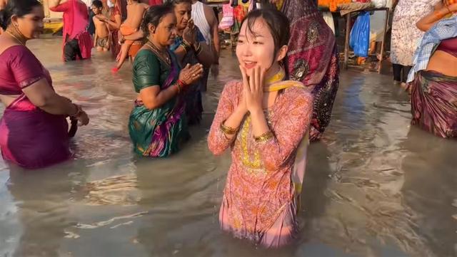 印度游客疯狂涌入中国，庐山水中搓澡还打肥皂，无视禁令引众怒！