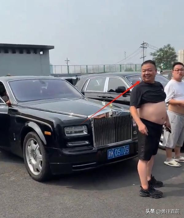 杨少华出殡长子迟迟难下跪,三排劳斯莱斯望不到头,随行的人在笑插图11 杨少华出殡长子迟迟难下跪,三排劳斯莱斯望不到头,随行的人在笑