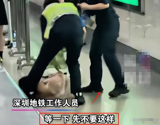 女子地铁追打安检员后，恶心一幕出现，女安检好心劝阻遭质疑