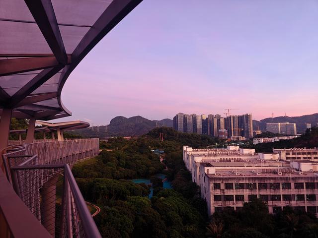 西丽湖国际科教城绿道，看霞飞满天，如梦似幻！长岭陂地铁C口