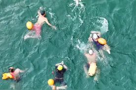 千万不要穿白色和蓝色的泳衣游泳，很危险！跑步骑行穿啥颜色好？一文读懂→｜每日科普图片