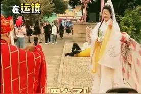 网友偶遇cos唐僧、观音。第一眼以为在拜观音，仔细一看是在拍照图片