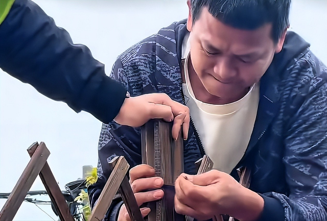 演都不演了！全红婵爸爸用冠军名号赚钱，评论区恶心的一幕出现了