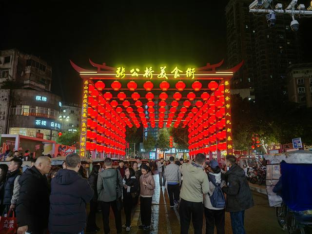 川西南春节拼文旅：乐山流量登顶，三城王炸夹击，谁能笑到最后？