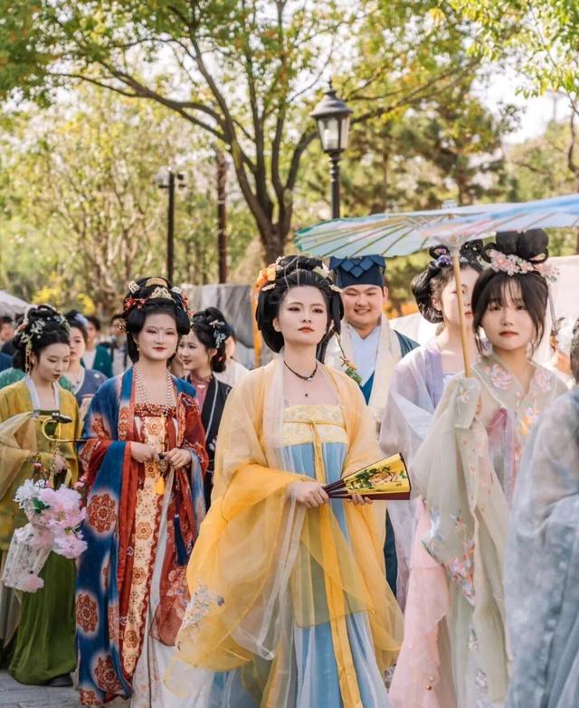 嘻游白鹤湖·嗨玩国庆节｜瓦子灯祈福夜、仙侠巡游……解锁8天超燃玩法！「全球学子嘉游赣 奇绝鹰潭逍遥游」