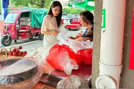 47岁曾黎独自买菜被偶遇，不见男友王子鸣，一脸冻龄至今未婚图片