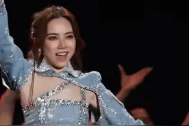 邓紫棋妈妈现身女儿演唱会，摘下口罩令全场惊艳，50多岁看着像30图片