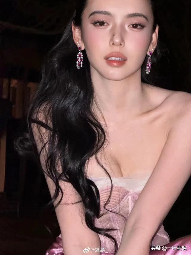 哇塞!这身材!这样貌!这腿!感觉她太吃亏了,根本没现实中好看