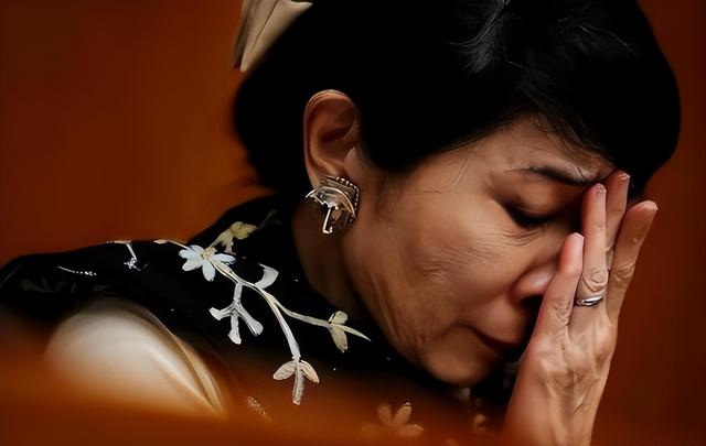 苍天饶过谁！拒唱国歌否认中国籍，俩儿子落户国外，她现状如何？