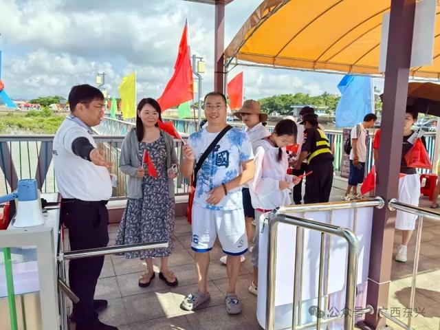 中越界河风景区“一船游两国”项目受游客青睐