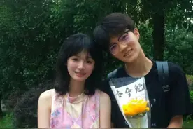 去年牵手跑出考场的情侣后续来了，男生复读，女生手捧鲜花接考图片