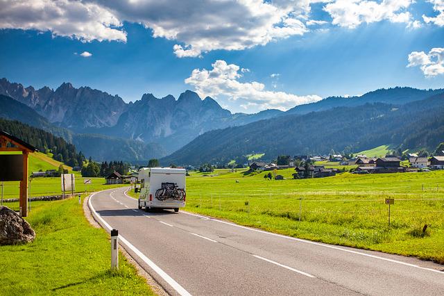 一人一车，奔赴山海：为什么越来越多人爱上独自自驾